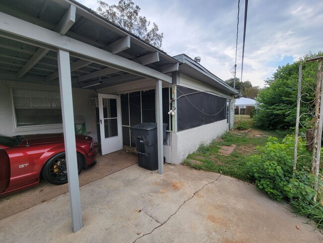 Building Photo - 3 bedroom 1 bathroom