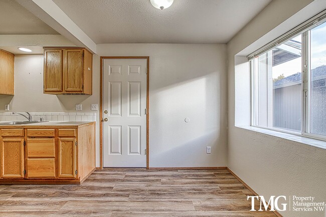 Building Photo - Bright 2 BD Duplex with Garage and Private Yard in Washougal!