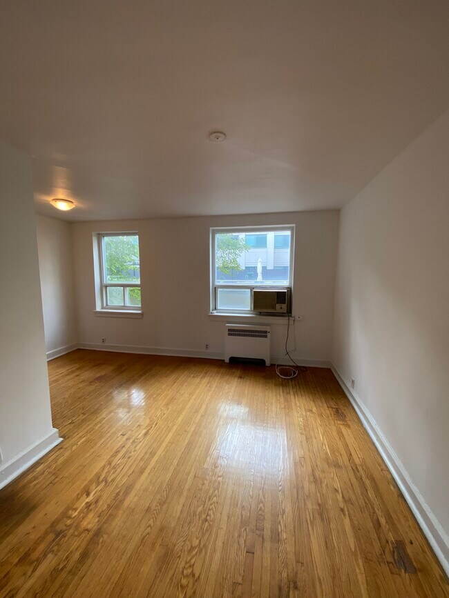 Photo du bâtiment - Beautiful 1 bedroom on Yonge Street
