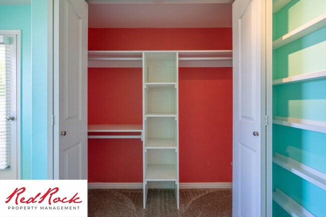 Foto del edificio - 5 Bedroom Pet Friendly Home!