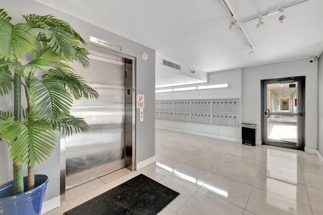 Building Photo - 2751 N Palm Aire Dr