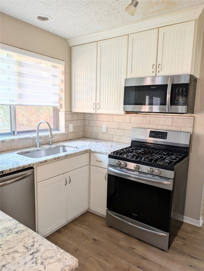 Building Photo - 9303 Palm Shores Dr