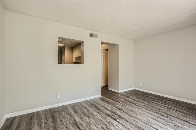 Building Photo - Lake Park Colonial