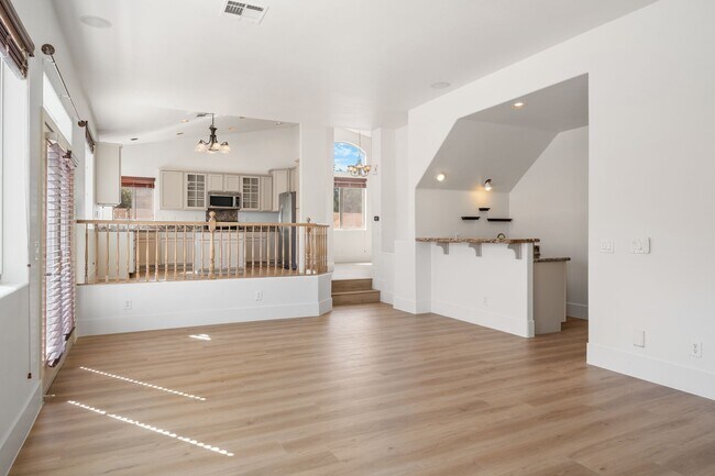 Foto del edificio - Beautifully Updated 4-Bedroom Home with 3-...