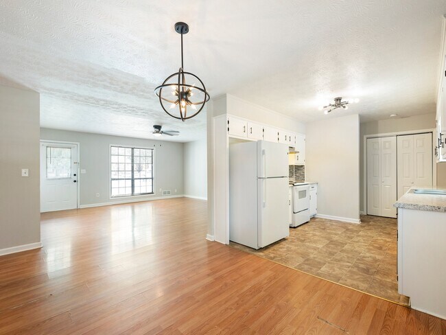 Building Photo - 296 Kingsport Dr