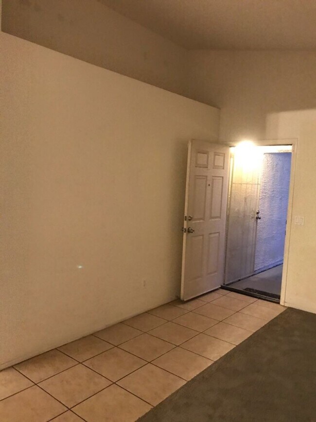 Building Photo - 3 bed 2 bath Camelback & 83rd Ave