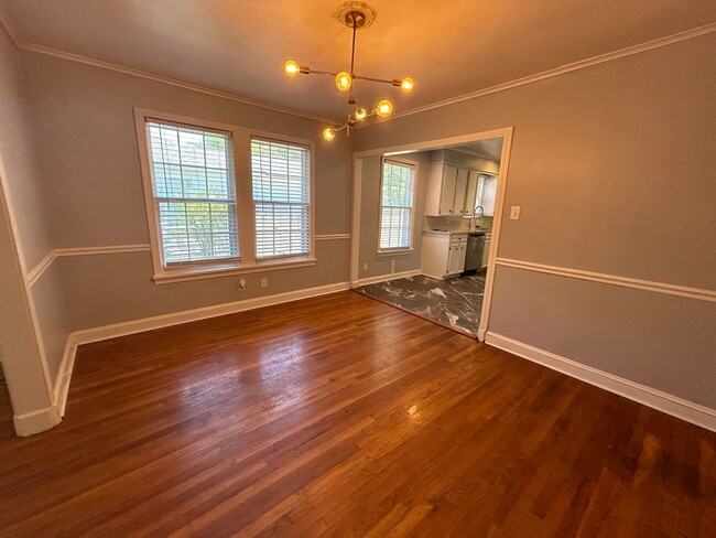 Building Photo - Updated Broadmoor 3 Bedroom