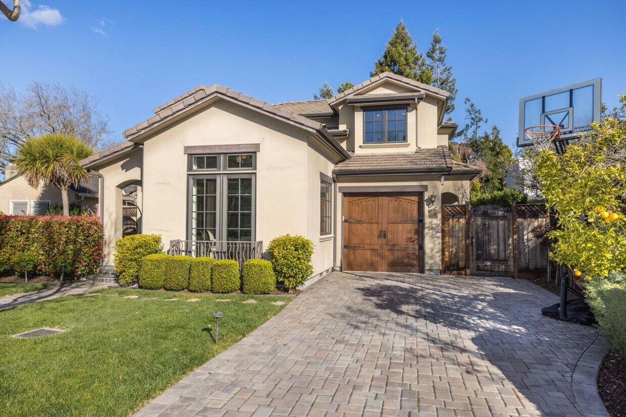 Foto principal - 5 Bed, 4.5 Bath Executive Home w/ Designer...