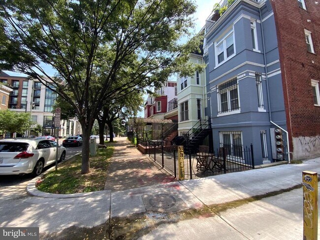 Building Photo - 812 5th St NE