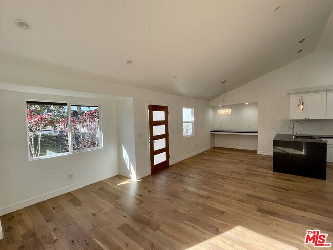 Building Photo - 10808 Overland Ave