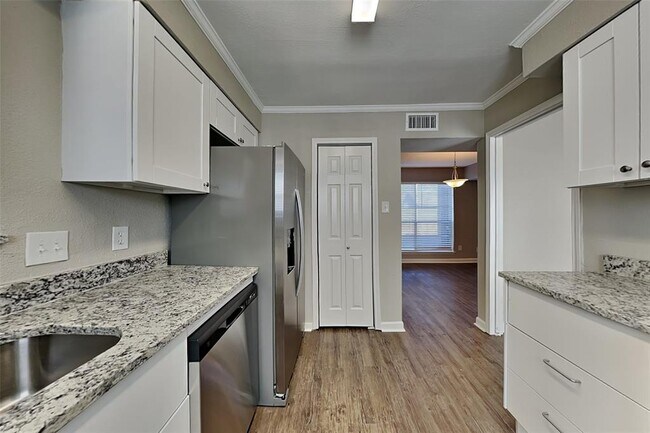 Building Photo - 1922 Mustang Springs Dr
