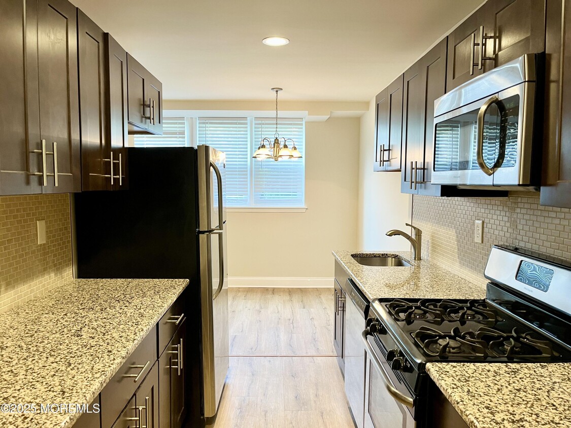 Primary Photo - 320 8th Ave