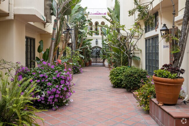 Planteros frente a una entrada compleja - Isola Bella Townhomes