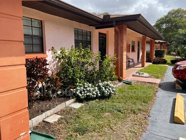 Foto del edificio - 13250 Ridge Rd