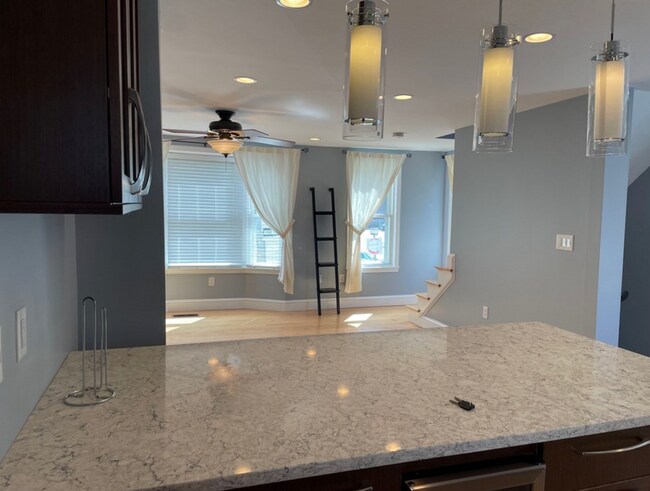Foto del edificio - Spacious Townhouse - with parking!
