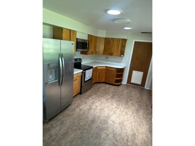 Building Photo - CUTE 3 BED, 2 BATH HOUSE Spacious inside a...
