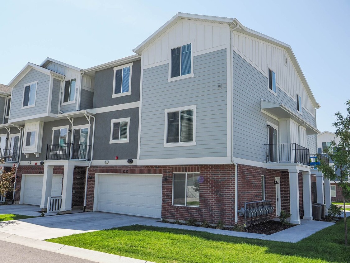 Primary Photo - Beautiful Townhome near Mountain View Village