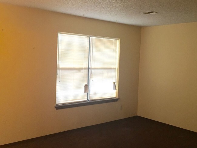 Building Photo - 3 br, 1.5 bath House - 927 S Lewis  Lane
