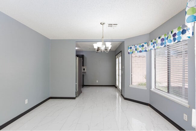 Foto del edificio - 6445 Peachwood Rd