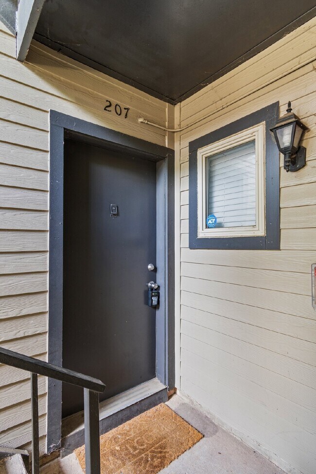 Building Photo - "Charming 1-Bedroom Retreat with Hardwood ...