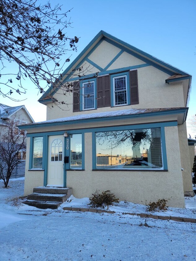 Foto principal - 220 4th Ave NE
