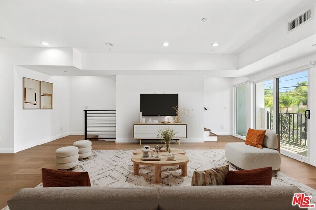 Foto del edificio - 7365 Waring Ave