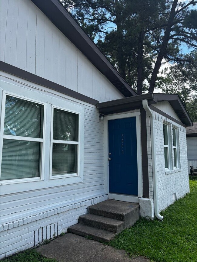 Building Photo - 3 Bedroom 2 Bath