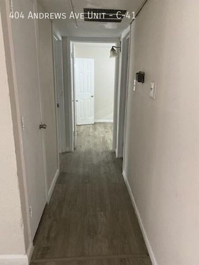 Foto del edificio - Now leasing