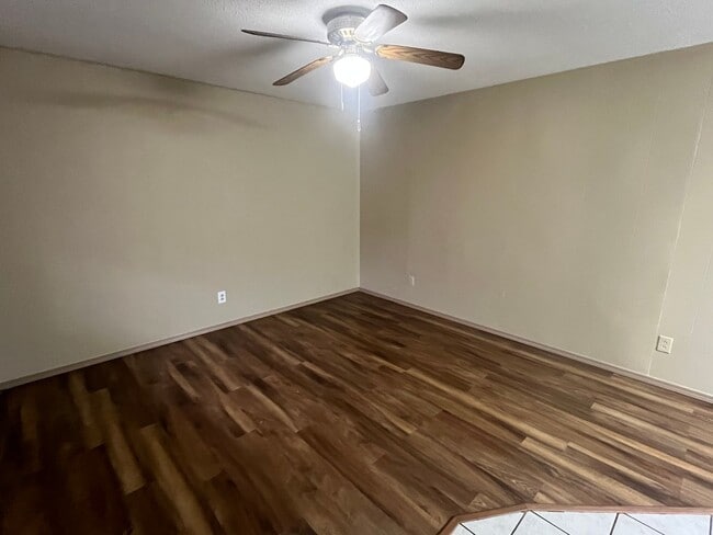 Foto del edificio - 702-708 E 11th ST