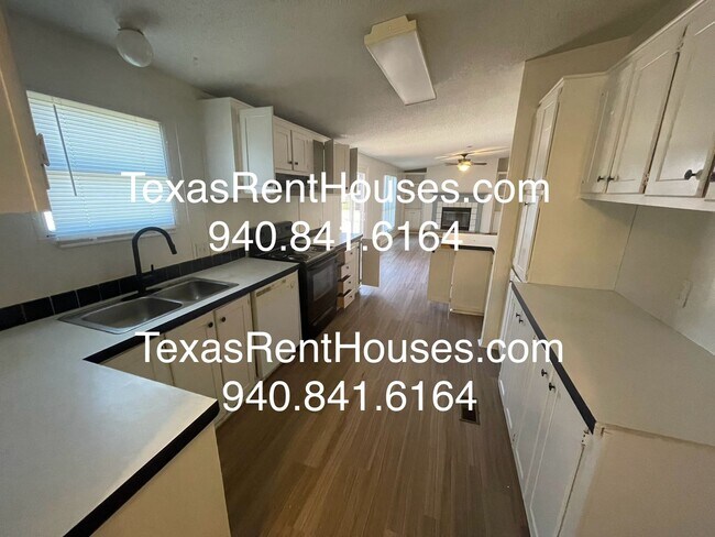 Building Photo - Beautiful Home Inside and Out!!!