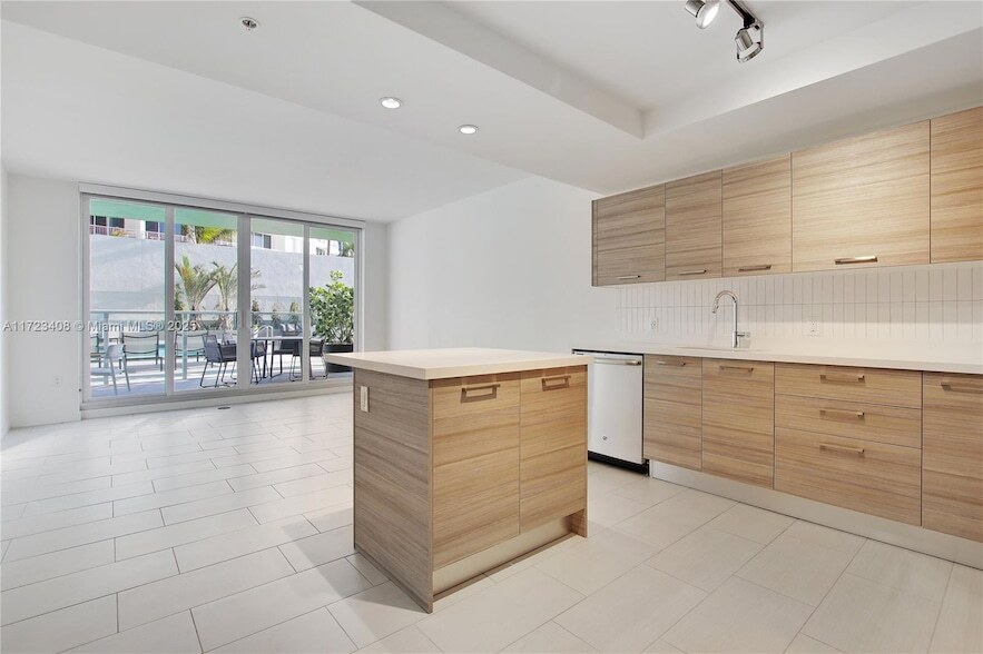 Primary Photo - 1756 N Bayshore Dr