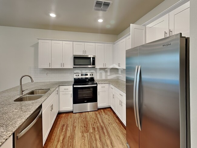 Building Photo - 614 W Hackamore Ave