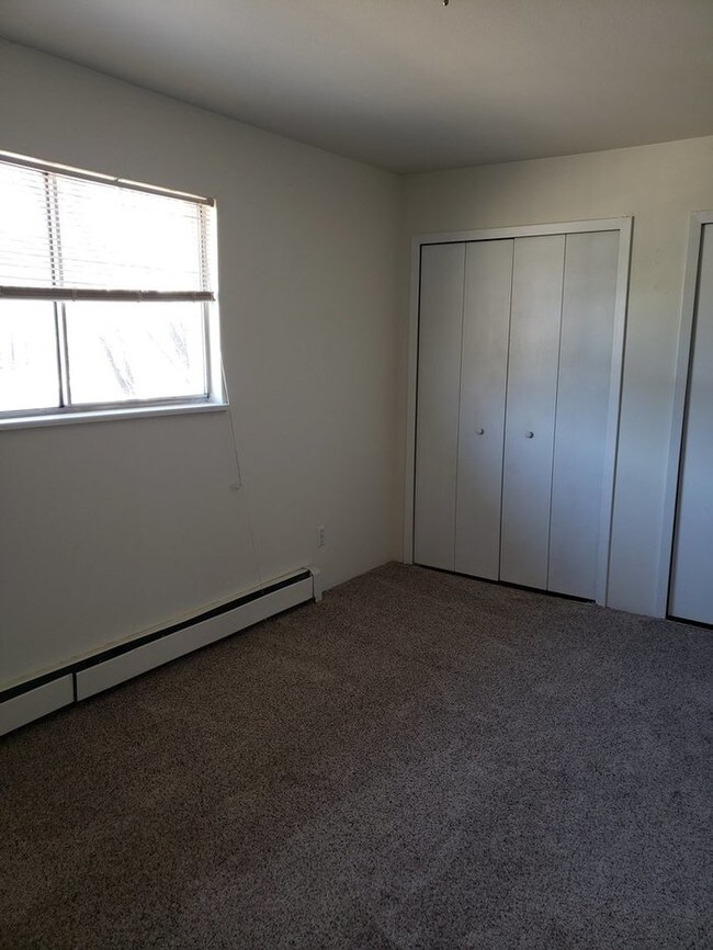 Building Photo - SPACIOUS 1 BEDROOM IN UPDATED PROPERTY!