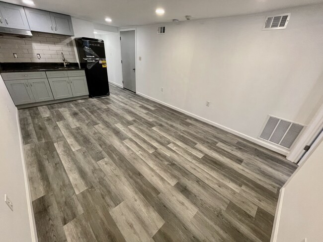 [RENTED] Unit E, ONE BEDROOM - 4716 Chestnut St