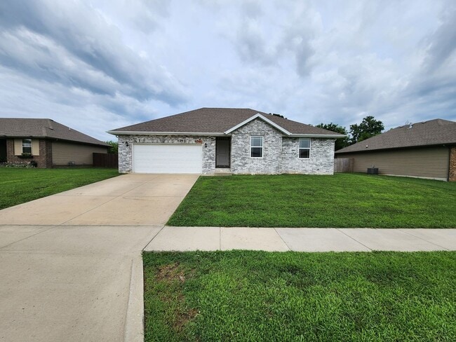 Building Photo - Spacious 3-Bedroom, 2-Bathroom Home AVAILA...