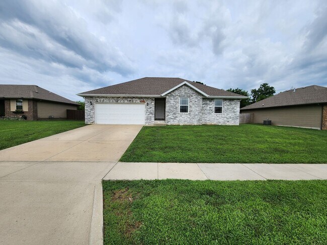 Foto del edificio - Spacious 3-Bedroom, 2-Bathroom Home AVAILA...