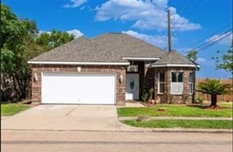 Building Photo - 2402 Raintree Village Dr