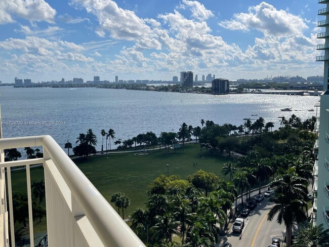 Foto del edificio - 2000 N Bayshore Dr