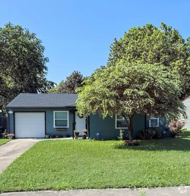 Building Photo - 2423 Healey Dr