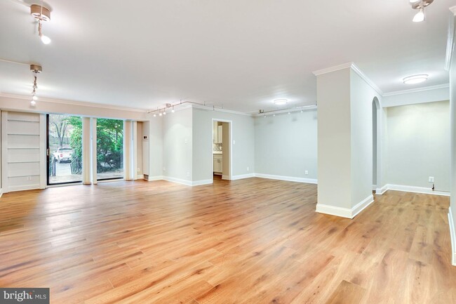 Sala de estar renovada - 1800 Old Meadow Rd