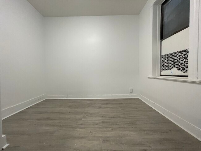 Building Photo - 210 60th St