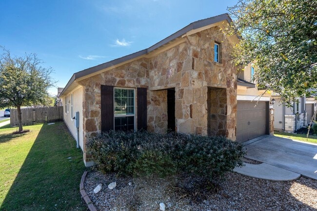 Building Photo - Dripping Springs Charmer