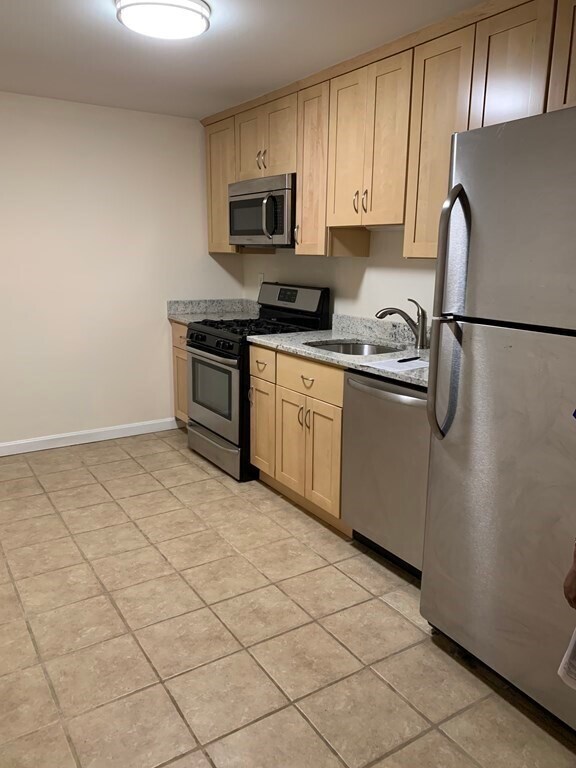 100 Cass Ave Unit B13, Dracut, MA 01826 Condo for Rent in Dracut, MA