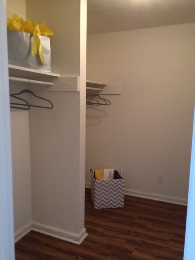 X-Large Walk In Closet - Amesbury Apartments