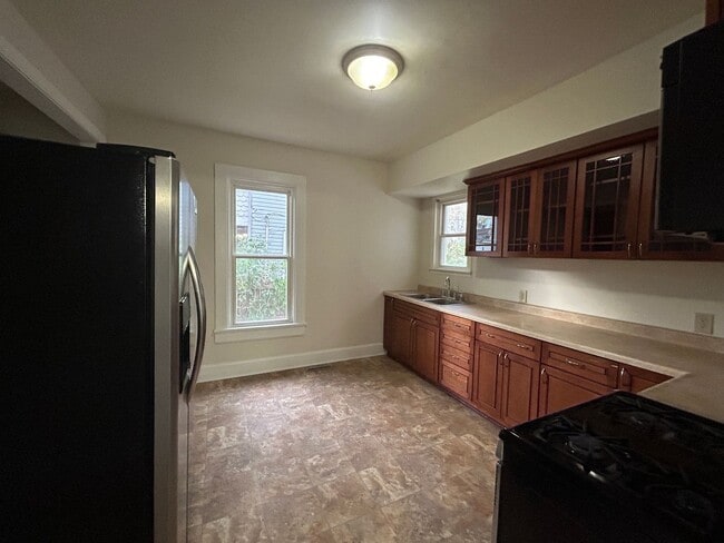 Building Photo - 3 bedroom 1 bath home in Moline