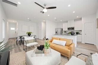 Building Photo - 10305 Penryn Frst Trl