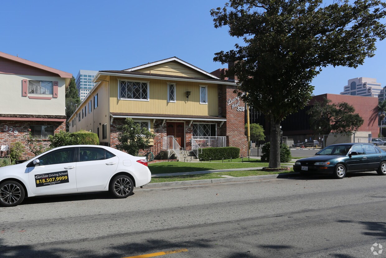 Foto del edificio - 325 W Lexington Dr