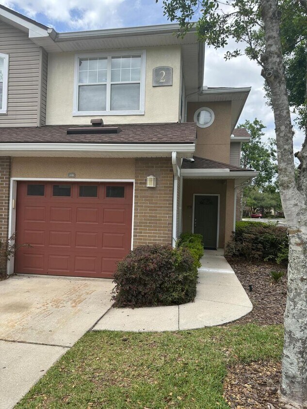Foto principal - 3 bedroom in Jacksonville FL 32258
