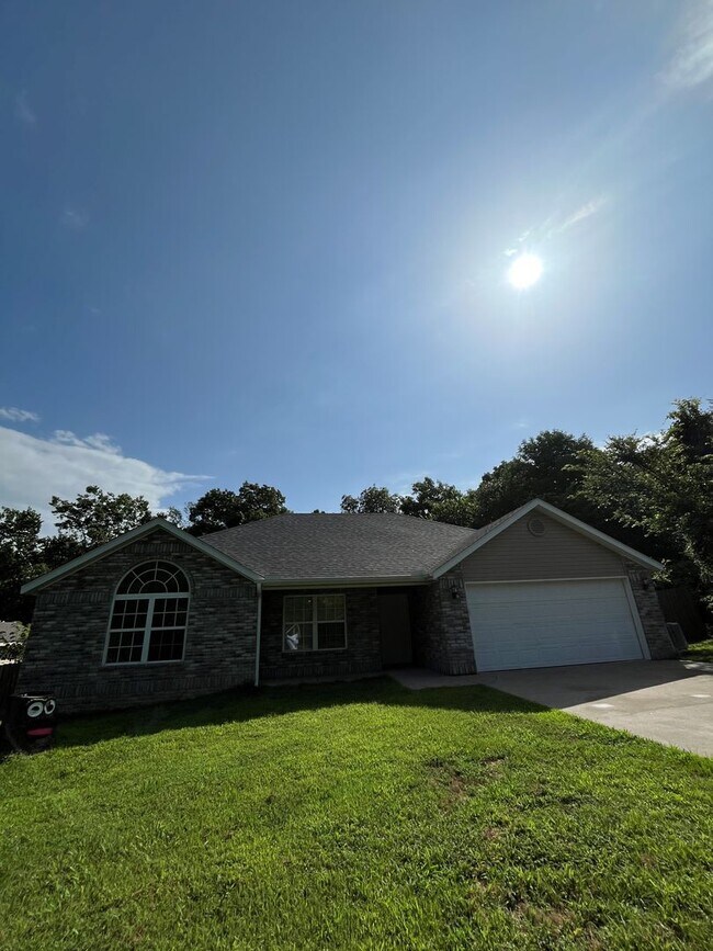 Building Photo - Remodeled 3 bedroom 2 bath home, all new! ...