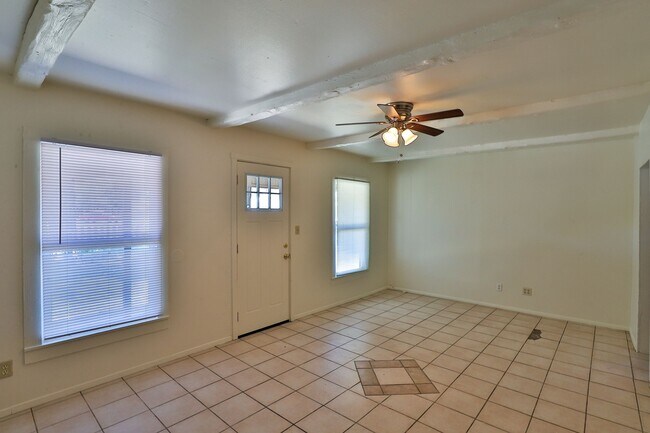 Foto del edificio - 119 W 9th Pl